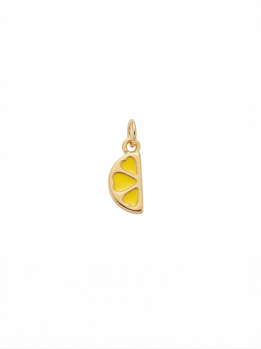 Dije de rodaja de limon en color amarillo con detalles de corazón