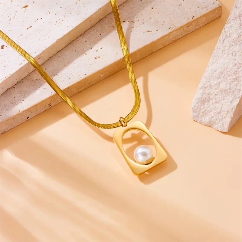 Vittoria Frame Necklace